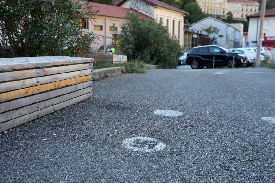 Rijeka: Kukasti križevi nacrtani na nogostupu u Ružićevoj ulici