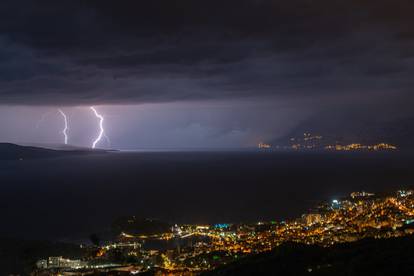 FOTO: Pogledajte kako je sinoć izgledalo nebo iznad Dalmacije