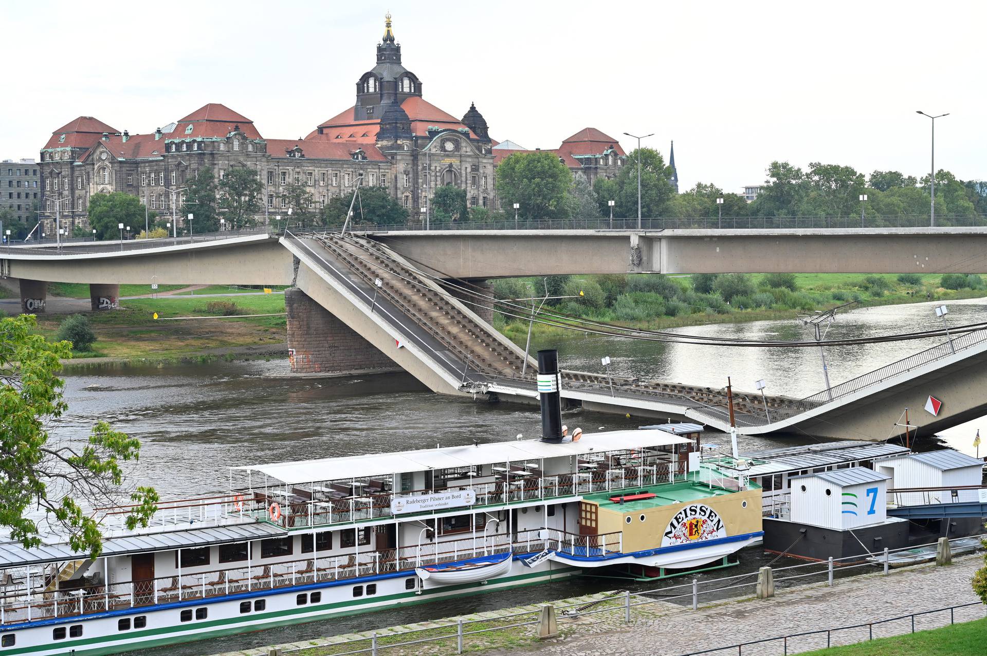 Parts of the Carola Bridge collapsed into the Elbe in Dresden