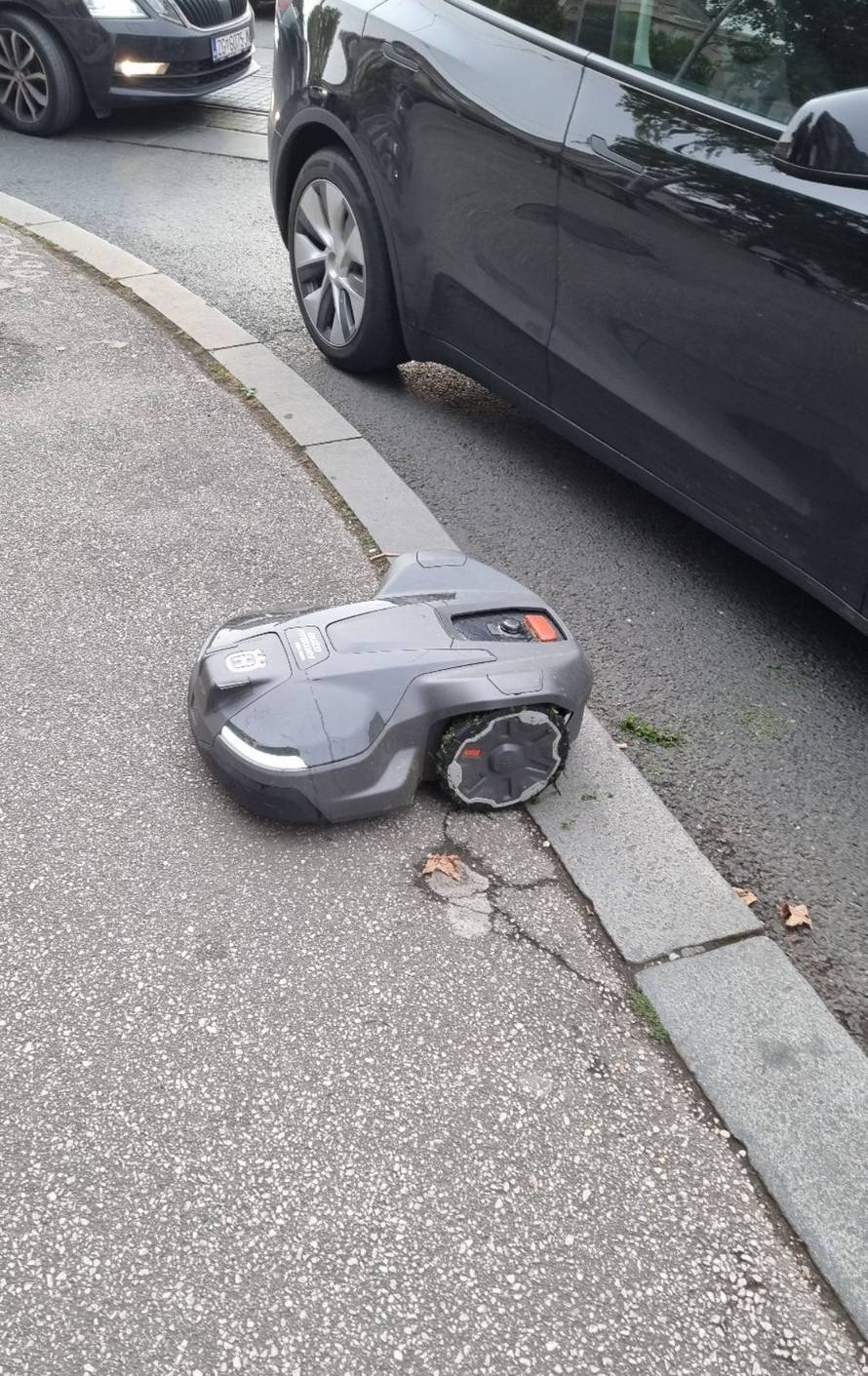 Robotska kosilica podivljala i prešla cestu u centru Zagreba: Stigla je policija i privela je!