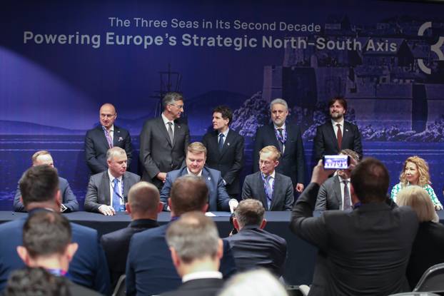 Dubrovnik: U sklopu Inicijative triju mora potpisan sporazum u području energetike, prometa, tehnologije, financija i porezne politike