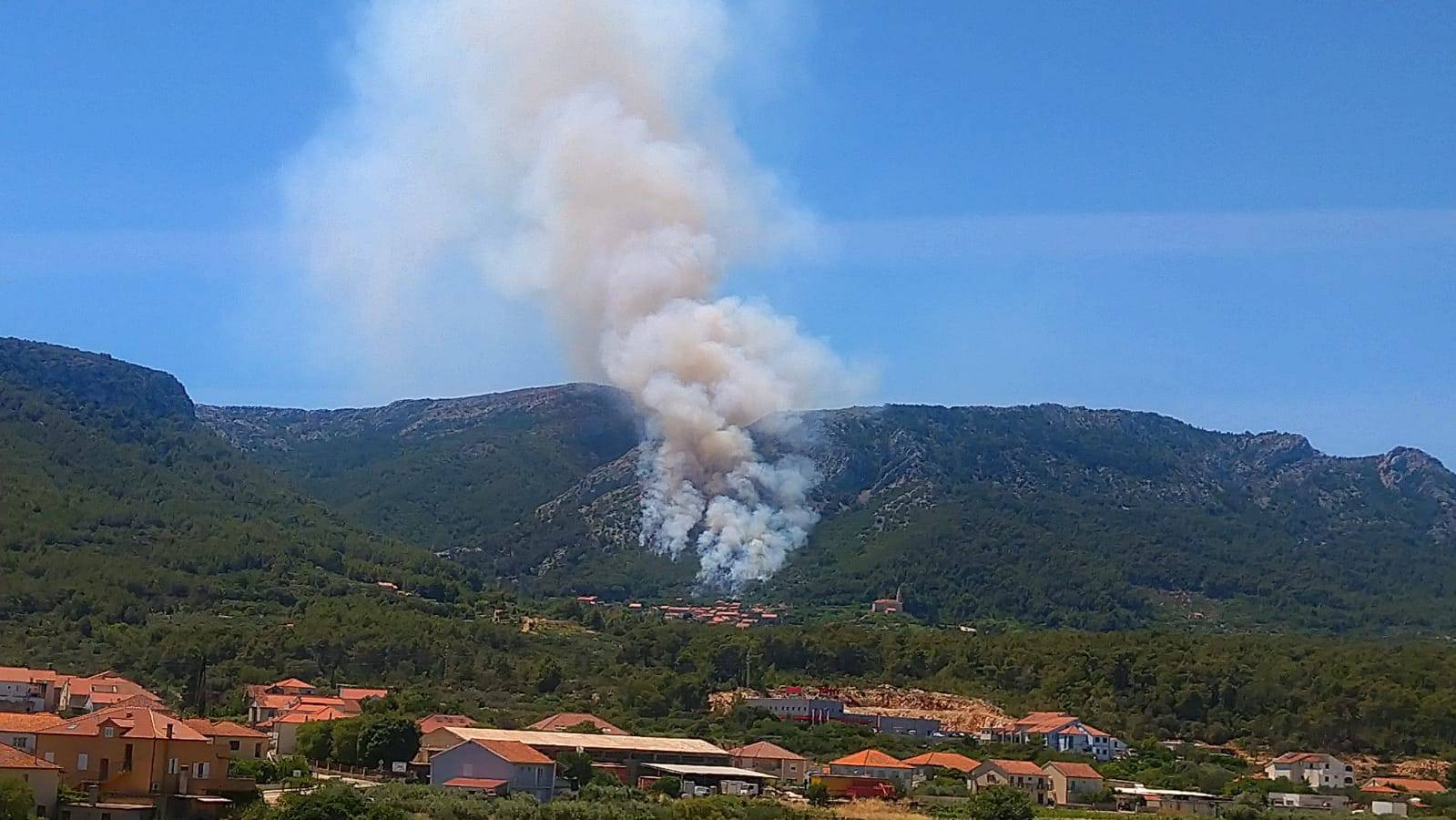 Veliki požari izbili na Braču i na Hvaru, s buktinjom se bore  sve snage s otoka, gase i kanaderi