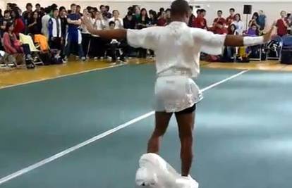 Pred žirijem ostao bez hlača, skinuo ih pa nastavio nastup