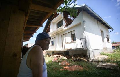 Majske Poljane: 'Mi čekamo obnovu kuća, a oni nama sada asfaltiraju cestu kroz selo'