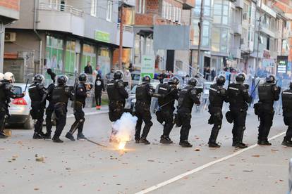 FOTO Huligani prekinuli susret bez gledatelja u Srbiji! Tukli se s policijom, odjekivale detonacije