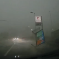 VIDEO Strašan prizor: Ograda se zabila u njih dok su se vozili...