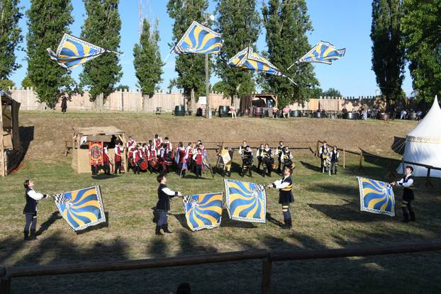 Koprivnica: Gosti iz Italije priredili nastup sa zastavama na Renesansnom festivalu