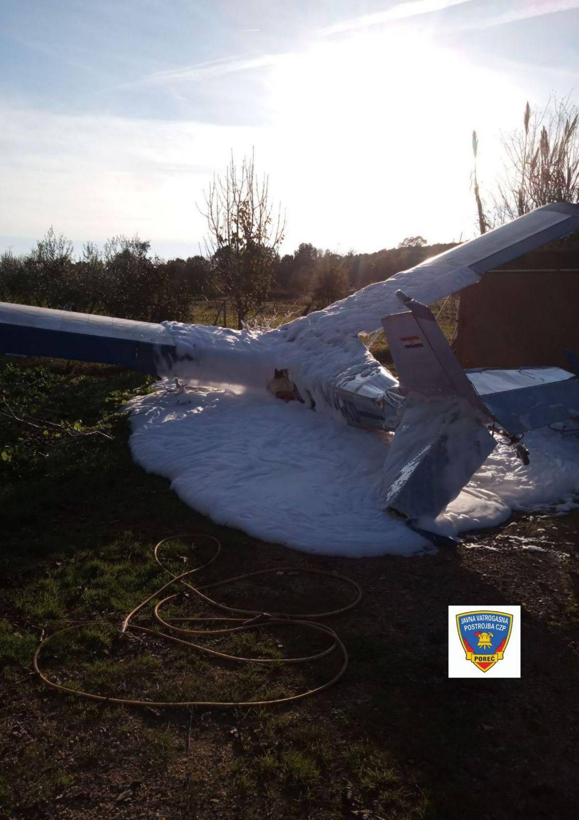 FOTO Ovo je avion koji se srušio u Vrsaru. Vatrogasci: 'Puštao je benzin. Mogao se i zapaliti...'