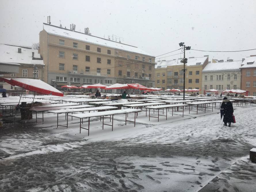 HGSS nepokretnom muškarcu kod Gračaca donio hranu i drva
