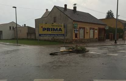 Nevrijeme: Padala tuča, puhao jak vjetar, ceste bile pune vode