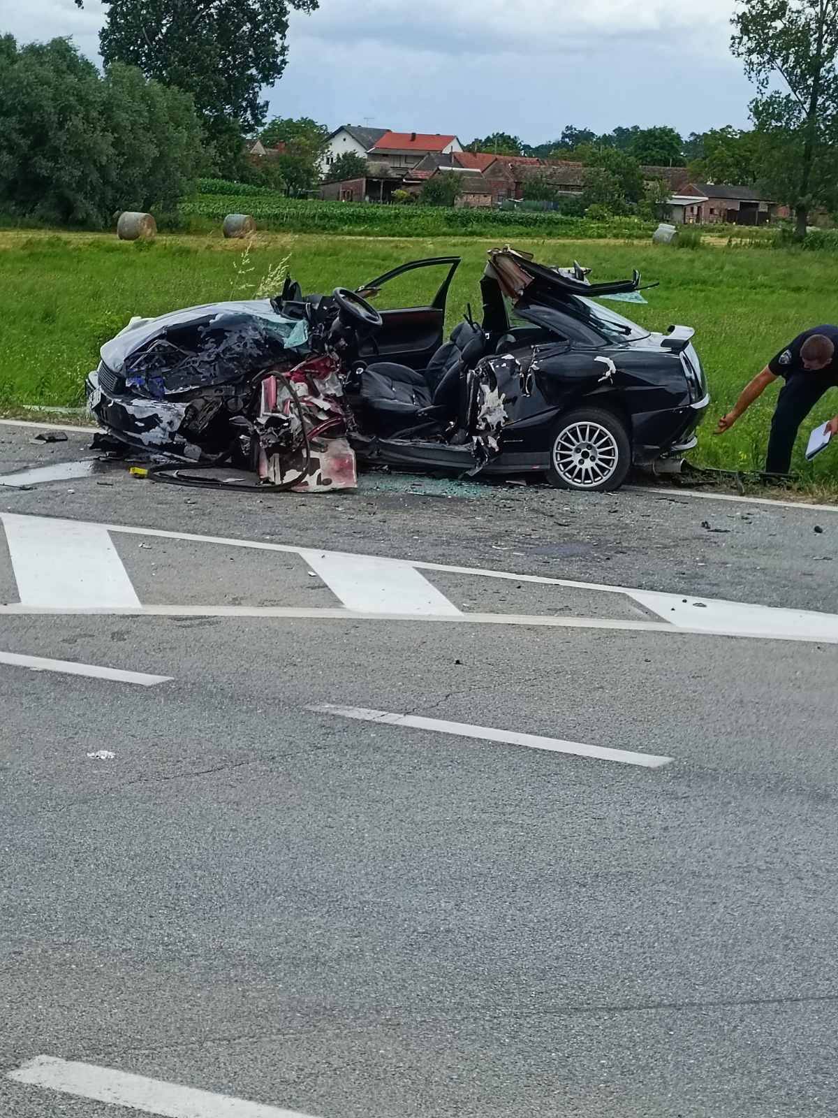 FOTO Teška nesreća u Vrpolju: Troje ljudi ozlijeđeno u sudaru