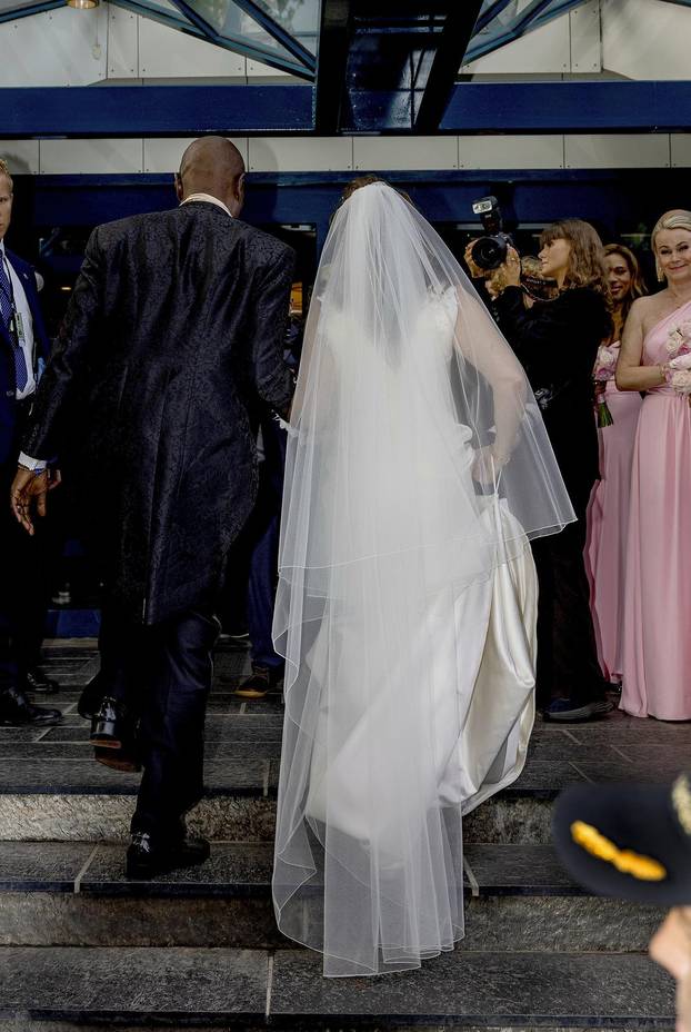 Bridal couple princess Märtha Louise and Mr. Durek Verrett greet the crowd