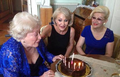Žuži Jelinek uz tortu i pjesme proslavila svoj 95. rođendan