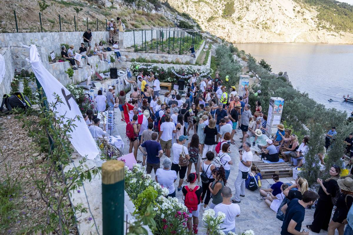 Stotine ljudi na prosvjedu u Vruji, stigli brodovima i autima, traže opoziv Zorana Milanovića