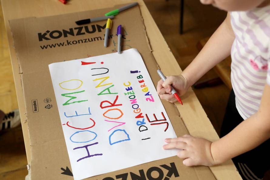 Zagreb: Djeca iz Donjeg Dragonošca pripremaju transparente za sutrašnji bojkot nastave