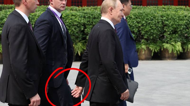FOTO Oko Putina tjelohranitelji s neprobojnim koferima. Jedan je za njegov izmet i stolicu