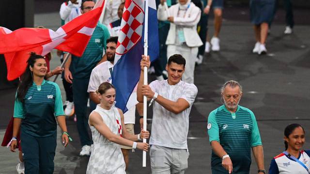 Lena Stojković i Ivan Šapina su nosili hrvatsku zastavu na zatvaranju Olimpijskih igara