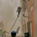VIDEO Vatrogasci gase požar u Zadru: 'Sigurno ćemo ostati dan i noć tu, sve je staro i od drva'