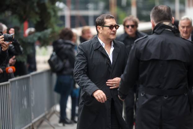 Sarajevo: Dolazak uzvanika na komemoraciju za Halida Bešlića u Narodno pozorište 