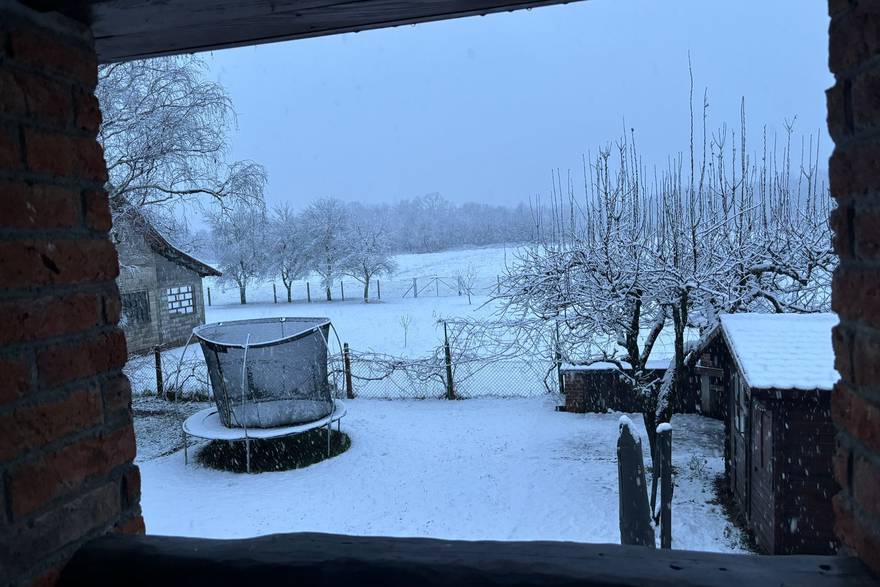 Snijeg pada u okolici Zagreba