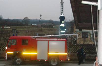 Vatrogasci sa stupa skinuli uplašenog crnog mačka