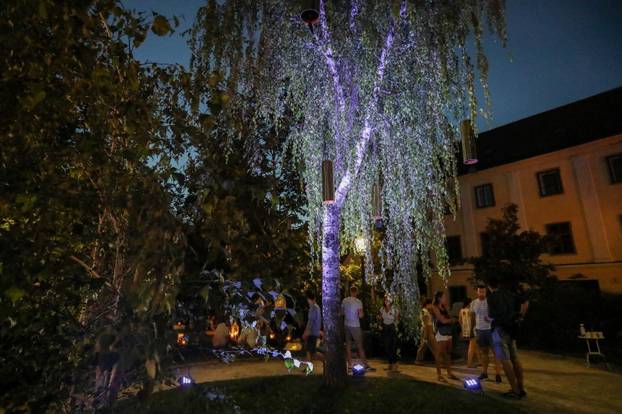 Zagreb: Noćni ugođaj u parku Bele IV. uz svjetlosno-zvučnu instalaciju