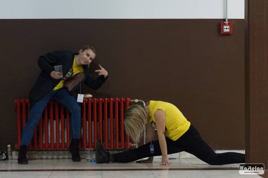 Vitasović je studenticu pozvao na stage pa su skupa zapjevali