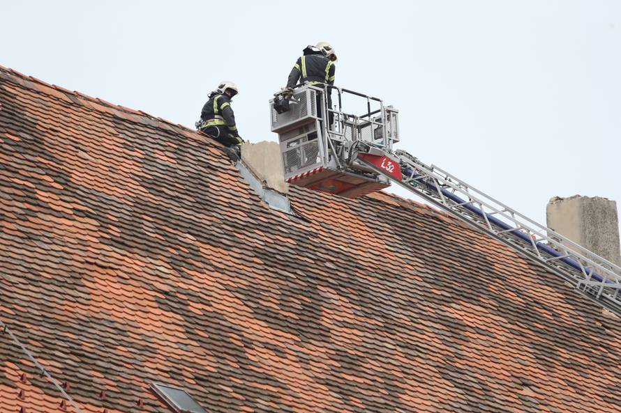 Potres oštetio zgrade Vlade i Sabora, urušio se dio krova