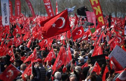 Deseci tisuća Turaka ponovno prosvjeduju u Istanbulu protiv pritvaranja Imamoglua