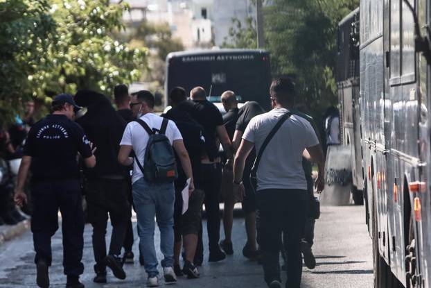 Prva skupina uhićenih navijača dovedena pred istražitelje na sud u Ateni