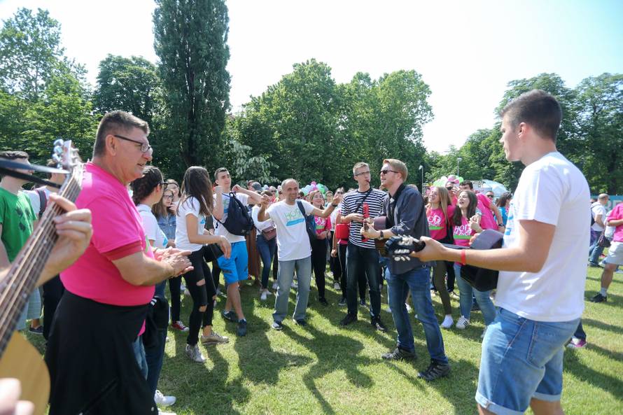 Sjeli na pločnik i blokirali 'Hod za život': Odnijeli ih u maricu