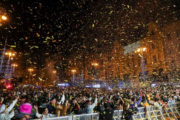 Zagreb: Atmosfera na dočeku nove 2024. godine na Trgu bana Jelačića