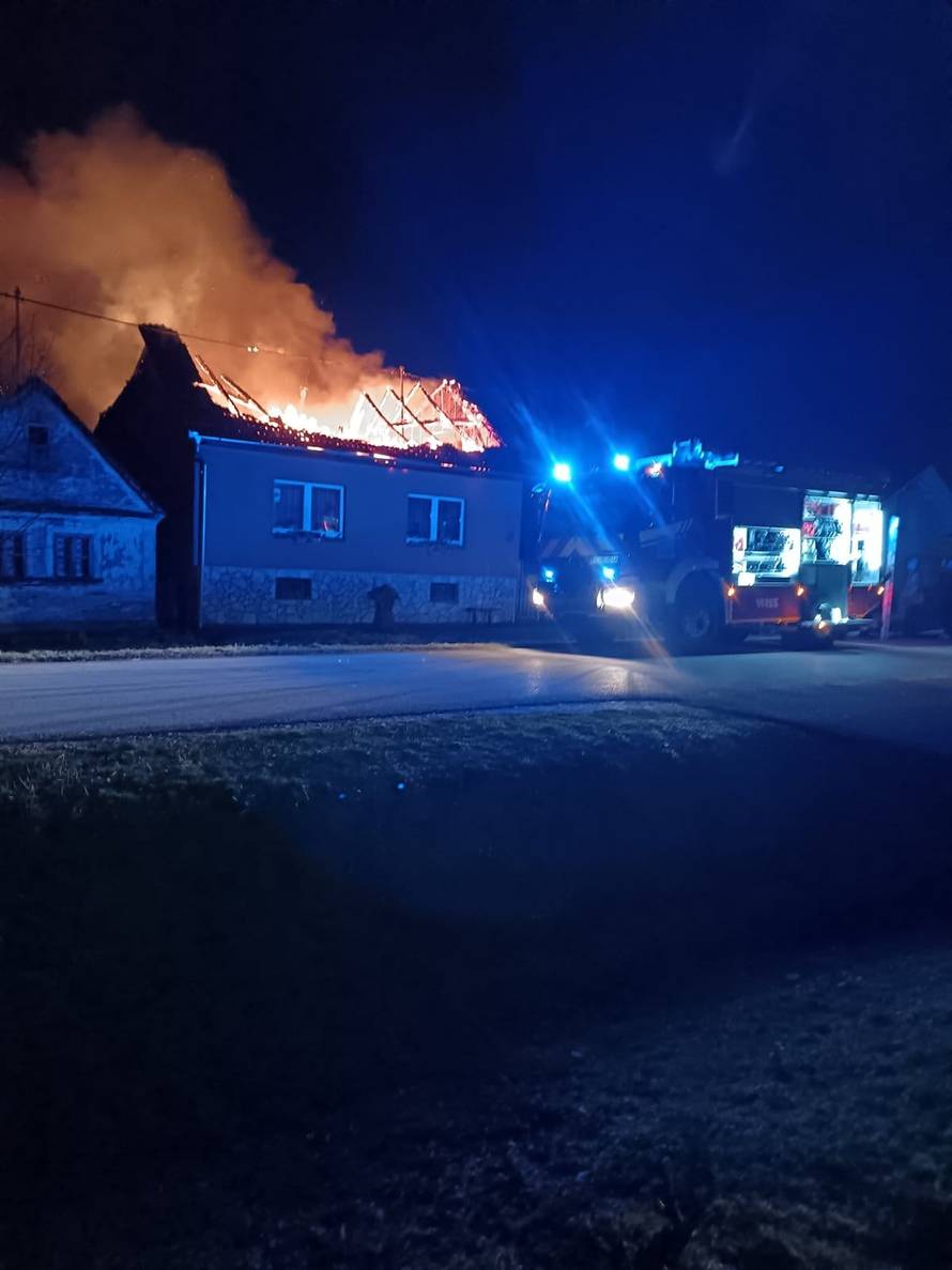 FOTO Užas kraj Slavonskog Broda: 'Žena je sama pokušala spasiti kuću, ali sve je izgorjelo'