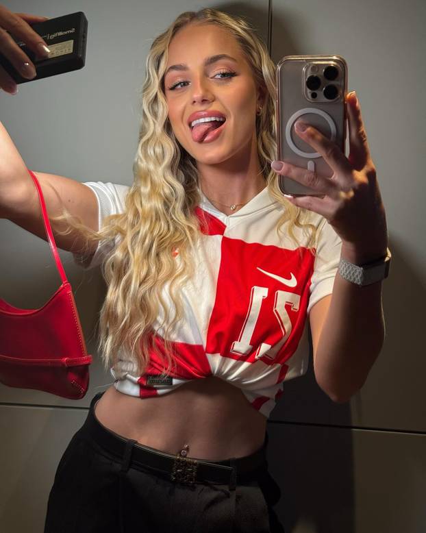 FOTO Kratka haljina i zavodljivi pogled. Ovako je najljepša nogometašica uplovila u 2026.