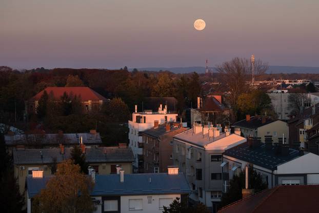 Pun mjesec na vedrom nebu iznad Čakovca