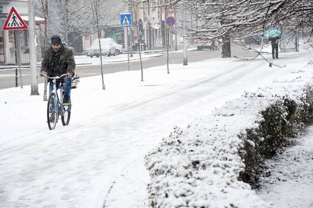 Snijeg zabijelio ulice u Sisku