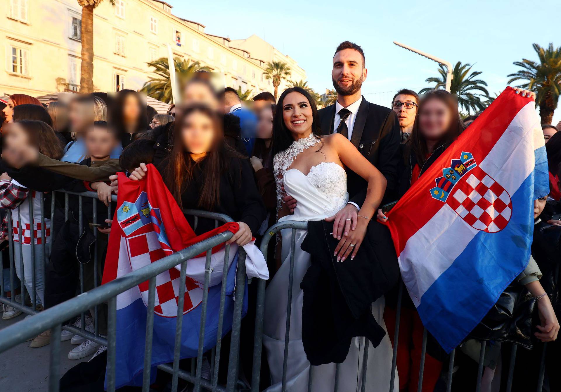 Odvest ću te na vjenčanje... na Rivu: Za svadbene fotke pozirali s tisućama navijača u Splitu