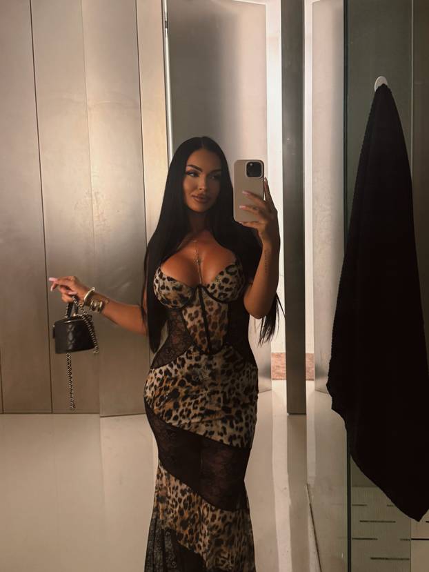 FOTO Fatalna Džehvy istaknula dekolte leopard haljinom