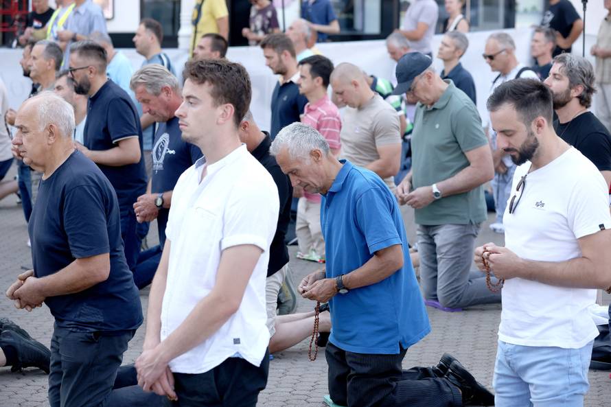 Zagreb: Na Jelacicem trgu molitva krunice za mir u svijetu i domovini te za obracenje i jedinstvo hrvatskog naroda