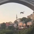 Švicarac skočio sa Starog mosta u Mostaru, a zatim su ga napali 'spasioci': 'Mogao je ubiti djecu'