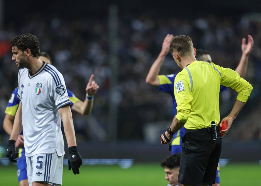 Zenica: Naguravanje igrača na terenu nakon što je Bastoni dobio crveni karton tijekom utakmice BiH - Italija