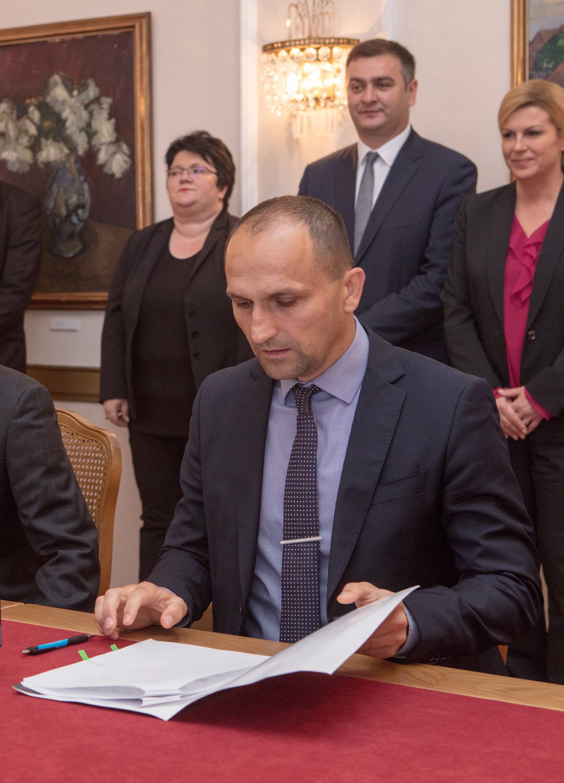 Marić i župan Anušić potpisali ugovore o dodjeli nekretnina