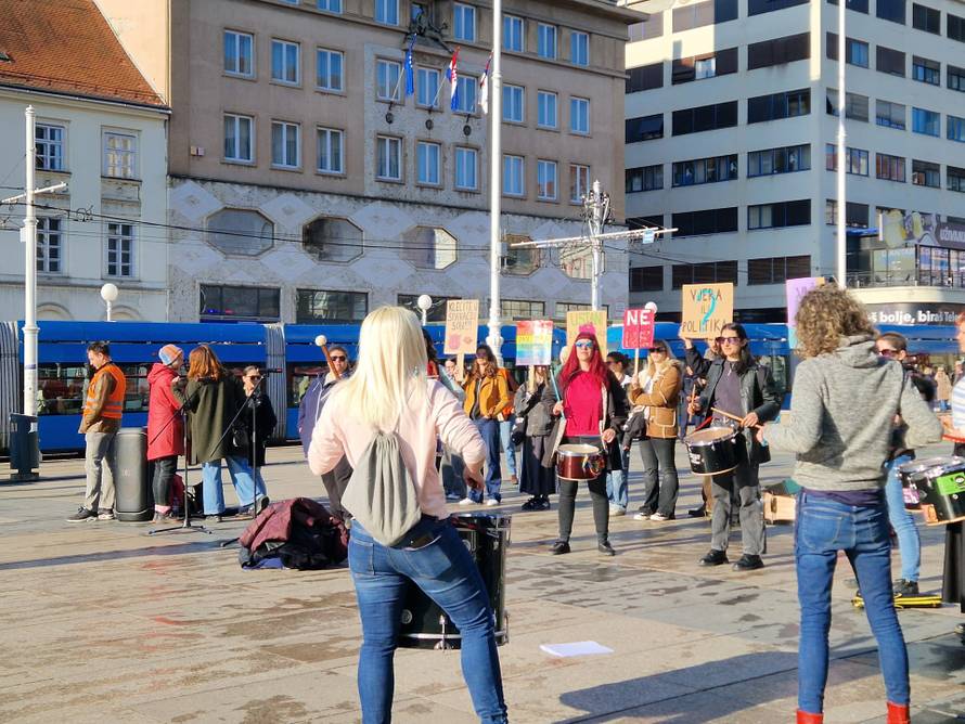 Molitelji opet na zagrebačkom Trgu. Tu je i kontraprosvjed: 'Klečite u svojoj spavaćoj sobi'