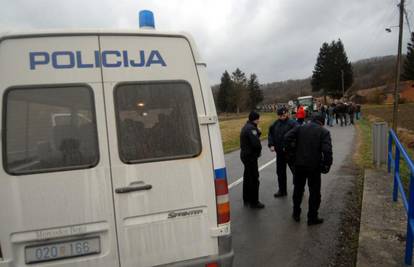Policija zaustavila traktore i ne dopušta im da stignu u Zagreb
