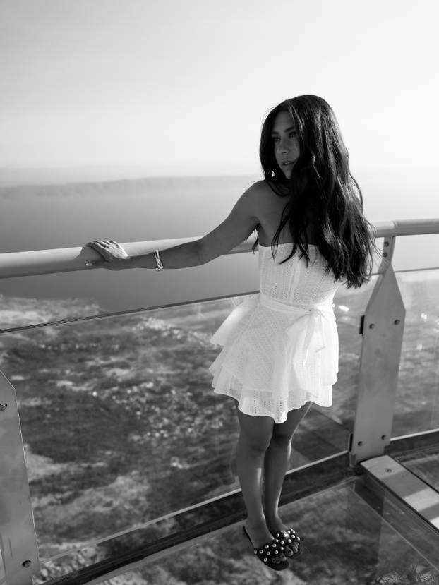 FOTO Hrvatica 'privodi' zvijezde FNC-a pred kameru, odjenula i dres Partizana: 'Neki će hejtati'