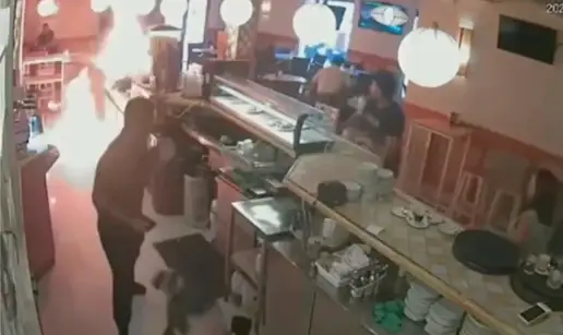 Nisu mu dali majonezu pa zapalio kafić! Kupio benzin pa se vratio: Užas, djeca su vrištala