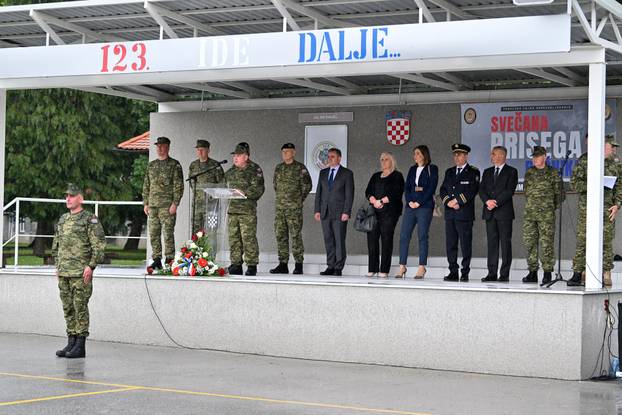 FOTO Suze i zagrljaji u Požegi: 900 novih ročnika položilo prisegu, među njima i 53 žene
