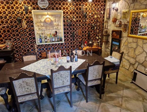 FOTO U Hrvatskoj se prodaje vila: Zlatna tuš kabina. Versace. I malo Valentina. Cijena? Sitnica