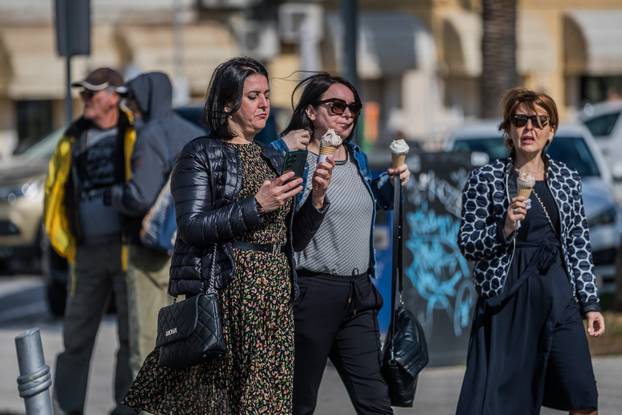 Split: Sunčano i toplo poslijepodne građani proveli na rivi