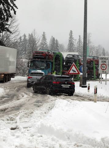 Delnice: Snijeg ote&zcaron;ava promet kroz Gorski kotar